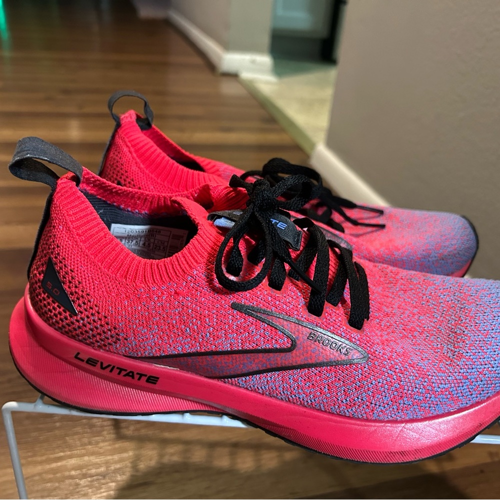 Brooks  Levitate Pink Running Shoes Size 6.5